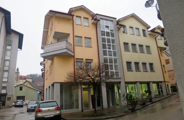 Najmlajši  stanovanjski stolpič, kot nadomestna gradnja v Idriji, 
nosi letnico 2006.