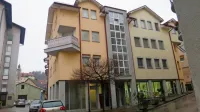 Najmlajši  stanovanjski stolpič, kot nadomestna gradnja v Idriji, 
nosi letnico 2006.