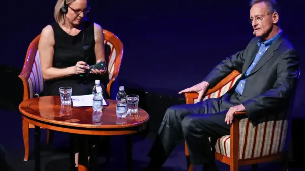 Z Bernhardom Schlinkom se je v Cankarjevem domu pogovarjala 
Ksenija Horvat, ki ga je v nedeljo gostila tudi na nacionalni 
televiziji v oddaji Intervju. 
