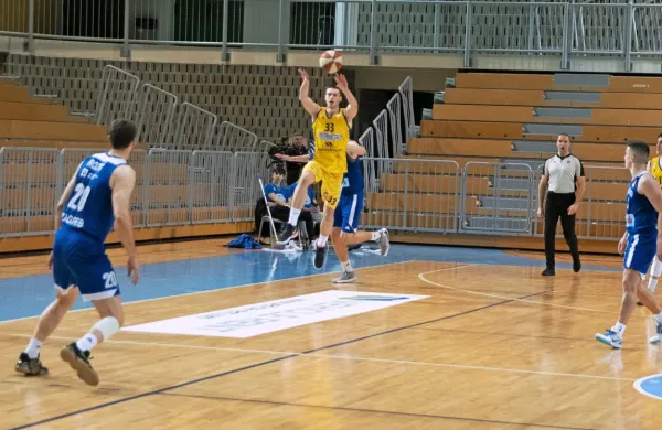 Tako je Marko Luković v izdihljajih tekme vrgel čez celo igrišče in 
Primorski v zadnji sekundi prinesel prestižno zmago proti Ciboni.