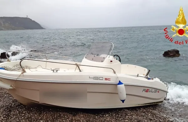 Slovenski čoln je nasedel na plaži v Sesljanu.