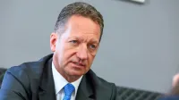  Zaradi napovedi odvetnika, da se bo Boris Popovič na sojenju 
skliceval   na  imuniteto državnega svetnika (na to funkcijo je bil leta 
2017 izvoljen tretjič zapored), je sodnik ljubljanskega sodišča 
včeraj prekinil glavno obravnavo.