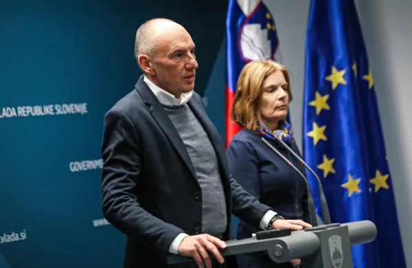 Minister Aleš Šabeder in Maja Sočan z Nacionalnega inštituta za 
javno zdravje