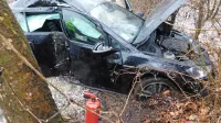 Ob silovitem trčenju je črni golf z desnim bokom skoraj objel drevo. 