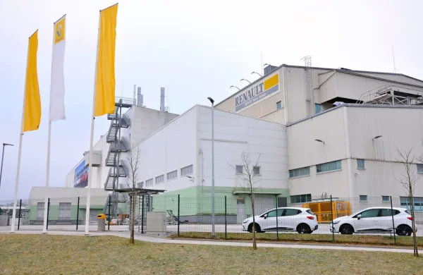 V novomeškem Revozu so zaradi neredne dobave sestavnih delov, 
ki je delno posledica izbruha novega koronavirusa na Kitajskem, v 
ponedeljek začasno zaustavili proizvodnjo. Ta bo stala še danes, 
pognali jo bodo spet v četrtek.