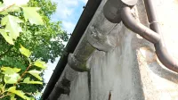 Vestni Nabrežinci starega kamnitega žleba niso zavrgli, le malo so 
ga posodobili s kovinskimi cevmi ...
