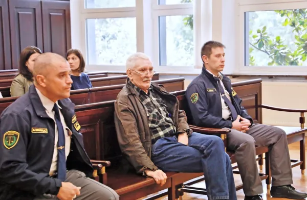 Draganu Kukanji (v sredini) po predlogu tožilstva grozi 30 let 
zapora.