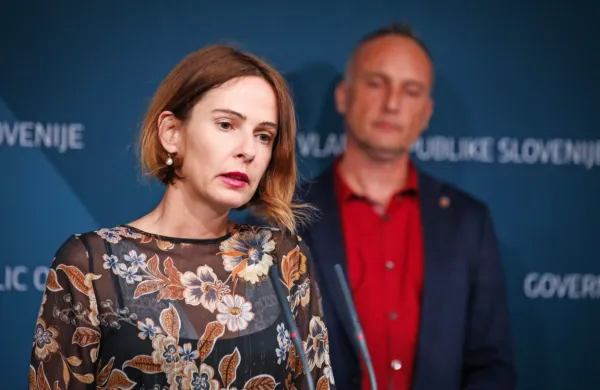 Šesti okuženi je po besedah predstojnice oddelka za nalezljive 
bolezni in vročinska stanja UKC Maribor Nine Gorišek hospitaliziran v mariborskem kliničnem centru in je dobrem stanju z 
blažjo klinično sliko.