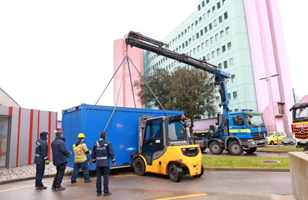 Namesto &scaron;otorov pred bolni&scaron;nico zabojniki