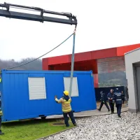 Namesto &scaron;otorov pred bolni&scaron;nico zabojniki