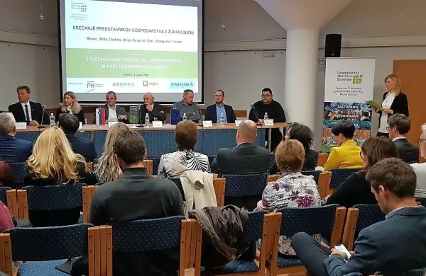 Župani so se z gospodarstveniki pogovarjali, kaj pričakujejo za 
boljši razvoj v posameznih občinah in na širšem območju. 
