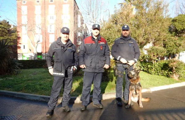 Policista vodnika službenega psa sta po Izoli patruljirala skupaj z 
redarjem. 