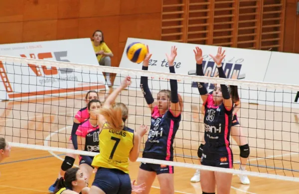Niti izkušena Koprčanka Dajana Lucas (7) ni našla poti mimo 
Novogoričank Mirte Velikonja Grbac (z žogo) in Selene Leban (15), 
ki sta skupaj zbrali 30 točk. 