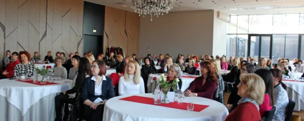 Na Dnevu obrtnic in podjetnic je v postojnskem hotelu Jama 
okrog 100 udeleženk prisluhnilo predavanjem Lee Pisani, Ane 
Vezovišek, Katje Tomič Pintar in Tine Vrhovnik o usklajeni 
podobi, financah, osebnih blagovnih znamkah in ličenju. 