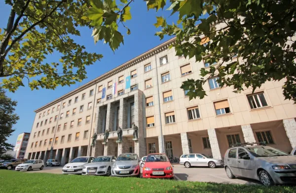 Iz novogoriške občinske uprave organizatorjem prireditev priporočajo, naj odpovedo tudi dogodke manjšega obsega, zlasti 
tiste, na katerih je pričakovati starejše občinstvo. 