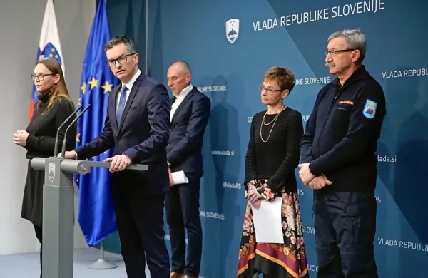 O aktualnih razmerah so na novinarski konferenci spregovorili  
predsednik vlade in minister za zdravje, ki opravljata tekoče posle, 
Marjan Šarec in Aleš Šabeder, direktorica Nacionalnega inštituta 
za javno zdravje Nina Pirnat ter poveljnik Civilne zaščite Srečko 
Šestan.