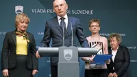 Minister Aleš Šabeder, direktorica NIJZ Nina Pirnat (na fotografiji 
v sredini) ter poveljnik Civilne zaščite Srečko Šestan in premier 
Marjan Šarec bodo o aktualnih razmerah, povezanih z novim 
koronavirusom, spregovorili ob 17. uri na novinarski konferenci na 
Vladnem uradu za komuniciranje.