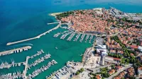 Kulturni center naj bi zrasel ob degradirani obali med občinskim 
pristaniščem (severno) in marino, v neposredni bližini Srednje 
šole Izola in bližnjega  zemljišča podjetja  Ribe. 
