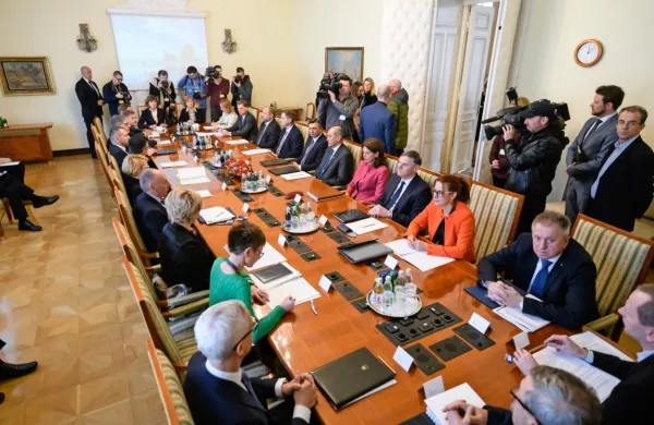 Seje Sveta za nacionalno varnost se je udeležil tudi novi predsednik vlade Janez Janša. Odhajajoči premier Marjan Šarec je 
povedal, da so  ministri v odhajanju začeli sodelovati z novimi 
ministri, da bo prehod čim bolj gladek in da se zagotovi potrebno 
kontinuiteto.