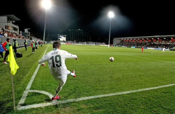  Slovenska nogometna reprezentanca bo prijateljsko tekmo z 
Albanijo 30. marca igrala v Kopru in ne v italijanskem Vidmu.