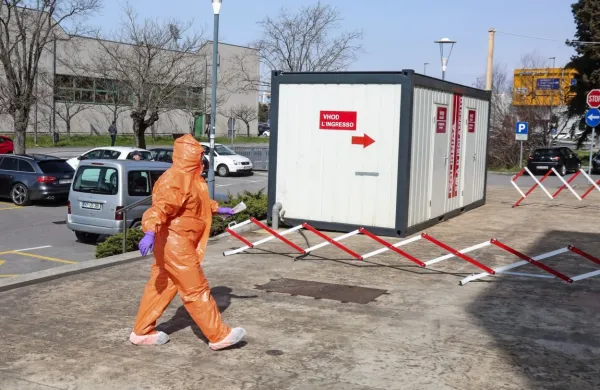 Do nadomestila za odsotnost zaradi koronavirusa so upravičeni 
zboleli, osebe v karanteni ali izolaciji. 