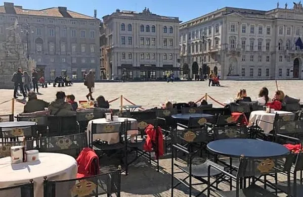V kavarni Degli specchi so včeraj pogrnili le vsako drugo mizo.