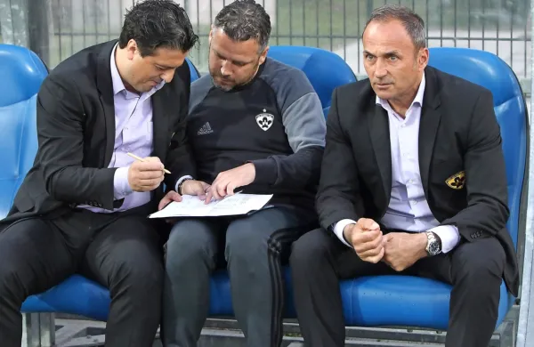 Z leve: športni direktor Zlatko Zahović, njegov zaupnik in “večni” 
pomočnik Saša Gajser ter Darko Milanič.