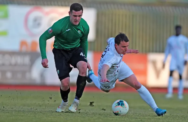 Mario Babić (desno), ki je nekoč igral tudi za Rudar, zdaj pa za 
Tabor,  bi se tudi lahko vpisal med strelce. 