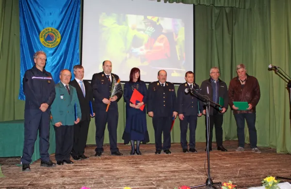 Prejemniki priznanj s poveljnikom Civilne zaščite za Notranjsko 
Sandijem Curkom (levo).  