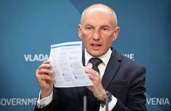   

Kot je Šabeder povedal na današnji novinarski konferenci, so 
glede nadzora na meji z Italijo danes skupaj z notranjimi ministrstvom, civilno zaščito in Rdečim križem Slovenije sestavili 
delovno skupino, ki bo pripravila ukrepe na meji.
