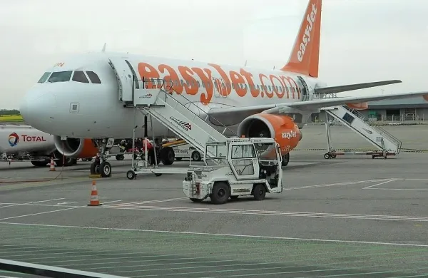 Nizkocenovnik Easyjet začasno ne bo letel v severno Italijo, lete v 
druge dele države pa bo omejil.