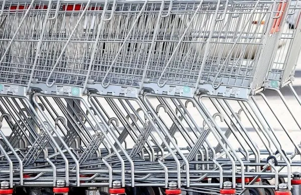 Italijani po uvedbi karantene oblegajo trgovine