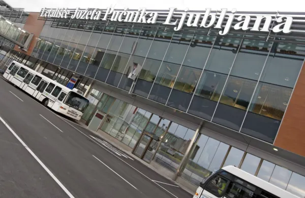 Na brniškem letališču pričakujejo nove odpovedi letov. Do konca 
meseca velja prepoved pristajanja letal z ogroženih območij.