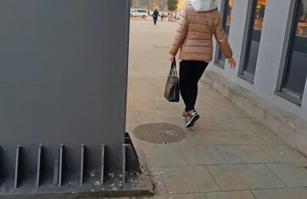 Z golobjimi iztrebki  popacan tiskani beton  ob kovinskih stebrih 
pod tribunami stadiona.