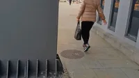 Z golobjimi iztrebki  popacan tiskani beton  ob kovinskih stebrih 
pod tribunami stadiona.