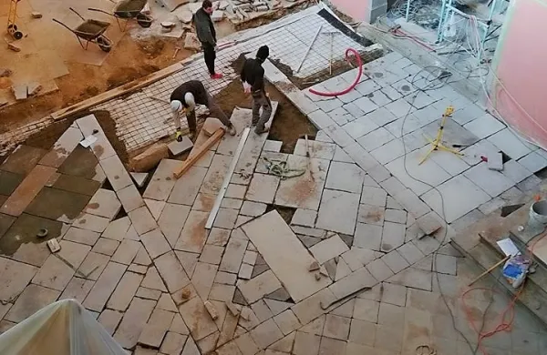 Ker sprva niso načrtovali, da bodo v trnovski cerkvi obnovili tudi 
kamniti tlak, so se dela nekoliko zavlekla in stroški povečali. 