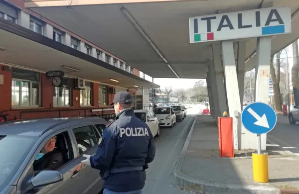 Italijanski policisti so v Rožni Dolini dopoldne pregledovali vse 
potnike  v obeh smereh. Kasneje so se preselili na druge mejne 
prehode.