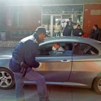 Italijanski policisti so v Rožni Dolini dopoldne pregledovali vse 
potnike  v obeh smereh. Kasneje so se preselili na druge mejne 
prehode.
