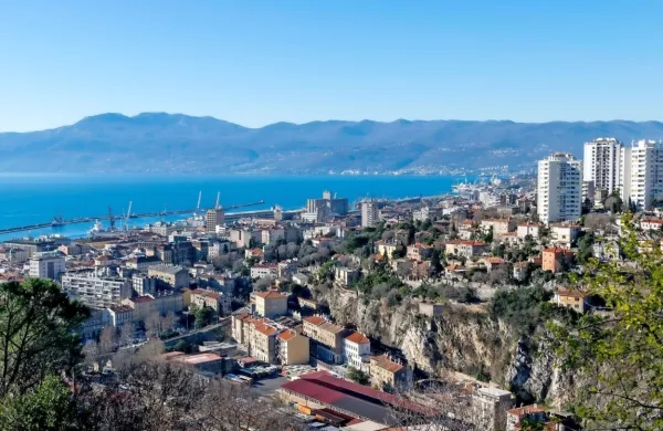 Vseh 16 oseb, ki so na Hrvaškem okužene z novim koronavirusom, 
se je okužilo v drugih državah, večinoma v Italiji, po ena v Avstriji 
in Nemčiji. 