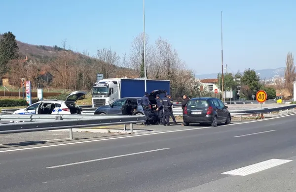 Policisti na Škofijah vozil niso ustavljali, po vsej verjetnosti so se 
pripravljali na  poostren nadzor potnikov.