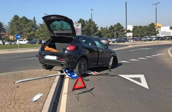 Voznik avtomobila znamke alfa romeo z ljubljansko registrsko 
številko je pod seboj pokopal tudi prometni znak.