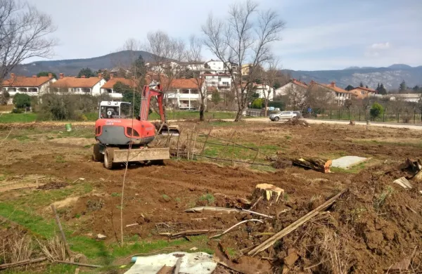 V teh dneh so začeli odstranjevati ostanke dela vrtičkov ob Kornu. A gradnja oskrbovanih stanovanj 
naj bi se začela šele čez dve leti. 