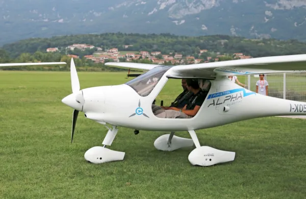 Pipistrelov alpha electro  velja za prvo dvosedežno električno 
šolsko letalo na svetu.