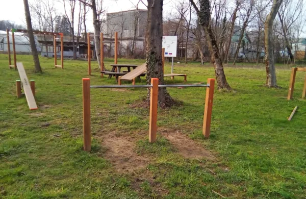 Za  invalide na vozičkih želijo letos urediti dostopno pot do 
telovadnice na prostem ob prizorišču  Lakeness v Volčji Dragi.