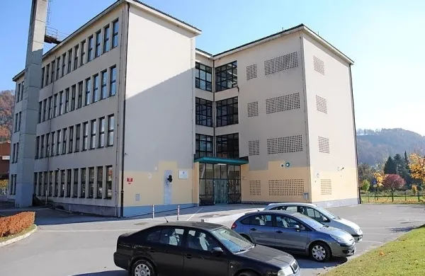 Zaradi potrjenega primera okužbe s koronavirusom pri eni od 
učiteljic bodo za 14 dni zaprli OŠ Frana Albrehta v Kamniku.