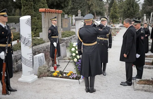 Avtor melodije slovenske himne Stanko Premrl je na Žalah dobil 
svoje obeležje.
