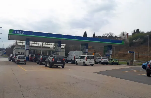 Tako kot povsod ob meji je bila včeraj gneča na  bencinskem 
servisu tik ob nekdanjem mejnem prehodu Škofije.