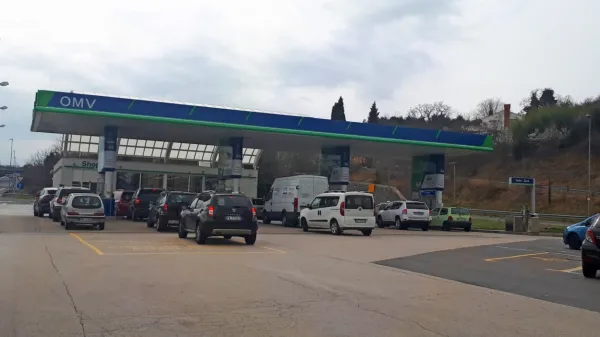 Tako kot povsod ob meji je bila včeraj gneča na  bencinskem 
servisu tik ob nekdanjem mejnem prehodu Škofije.