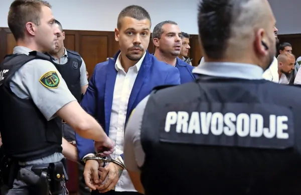 Alen Duranović (med pravosodnima policistoma) je bil do razglasitve sodbe na prvi stopnji  maja predlani  v priporu. 