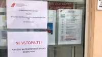 Kljub  vidnim opozorilom in navodilom za primer za okužbo s korovanirusom značilne znake, sta 
včeraj dva moška samovoljno vkorakala v koprski ZD v centru in  dežurno ambulanto na Bonifiki.